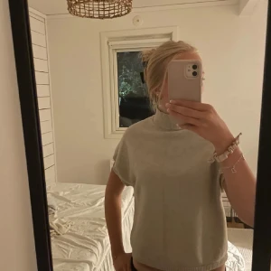 Beige stickad med kort ärm och polo krage🍁 - Fin oanvänd stickad polotröja🫶🏼