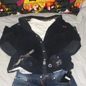 Marinblå Manchester skjorta Camp David  - Svart manchesterjacka från Camp David med broderade detaljer på ärmarna och bröstet. Jackan har knäppning framtill, klassisk krage och regular fit. Snygg och stilren modell som passar perfekt till jeans och sneakers. Ops! Priset kan diskuteras!