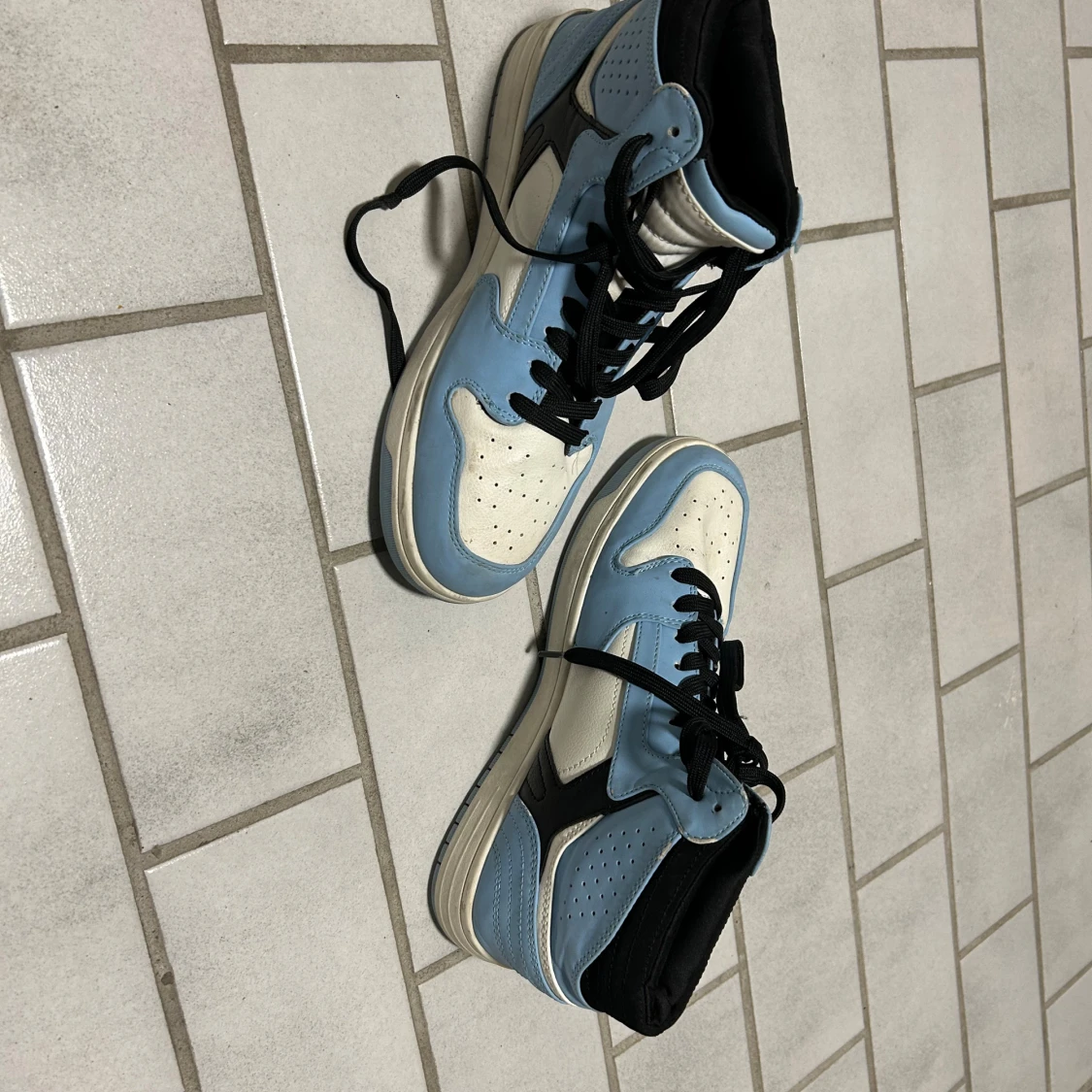 Highs blå och vita skor