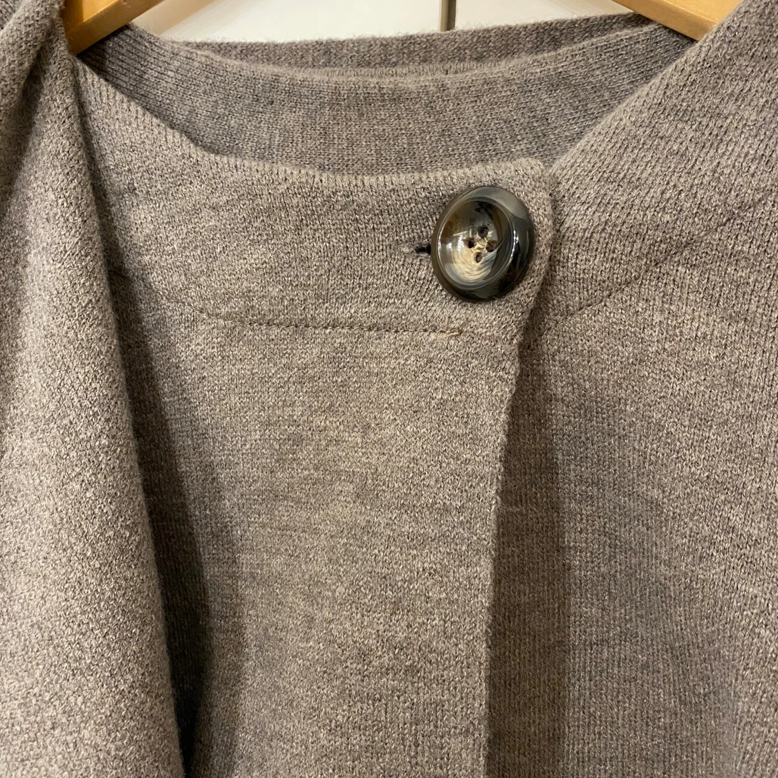 Beige oversized kofta med knapp - 2