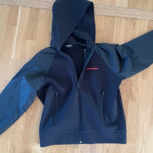 Dsquared2 jacka  - Säljer en dsquared2 jacka som jag köpte för nån månad sen i London men var för stor . Lappen är kvar och har äldrig används . Skick 10/10 pga att den aldrig är använd . Nypris ca 3000 kr 