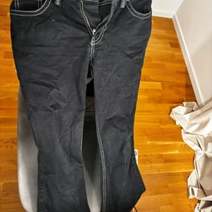Svarta jeans från Weekday, stl 38 - Är 170 dom passar bra i längd. 