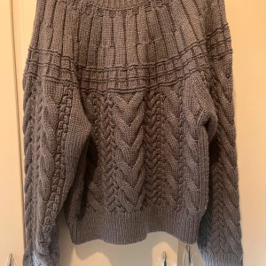 Tröja strl M  - Grå stickad tröja från Lindex i strl M. Står ej storlek i men passar en medium. 