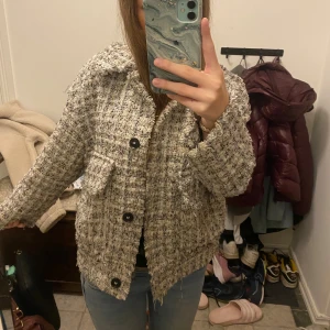 Rutig kappa/jacka H&M - Säljer min as snygga rutiga jacka perfekt inför hösten💗💗💗