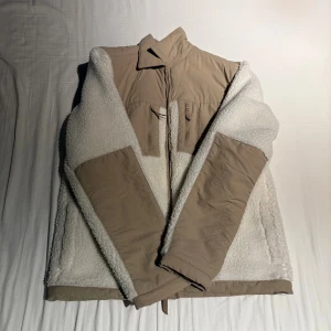 Vit beige lurvig jacka - Oanvänd lurvig jacka