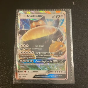 Pokémon kort Snorlax GX - Snorlax GX Pokémonkort med attackerna Collapse, Thunderous Snore och Pulverizing Pancake GX.