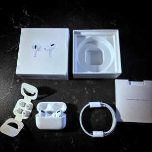 Apple Airpods Pro - Apple AirPods Pro helt nya! 🔥 Allt funkar perfekt – brusreducering, laddning & ljud. ✅ Aktiv brusreducering ✅ Grymt ljud & passform ✅ Laddningsetui ingår  Passa på innan de försvinner!