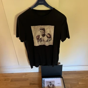 Limitato t shirt - Tja, säljer nu min feta t shirt från Limitato. Säljer pågrund av att den inte passar längre. Den är i bra skick och boxen ingår. Ny pris är 1600 men mitt pris landar på 499. Pris ej hugget i sten/ Jonathan 