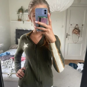 Grön zip-up - Super snygg zip-up från Bella Fraud🩷 Sååå mysig