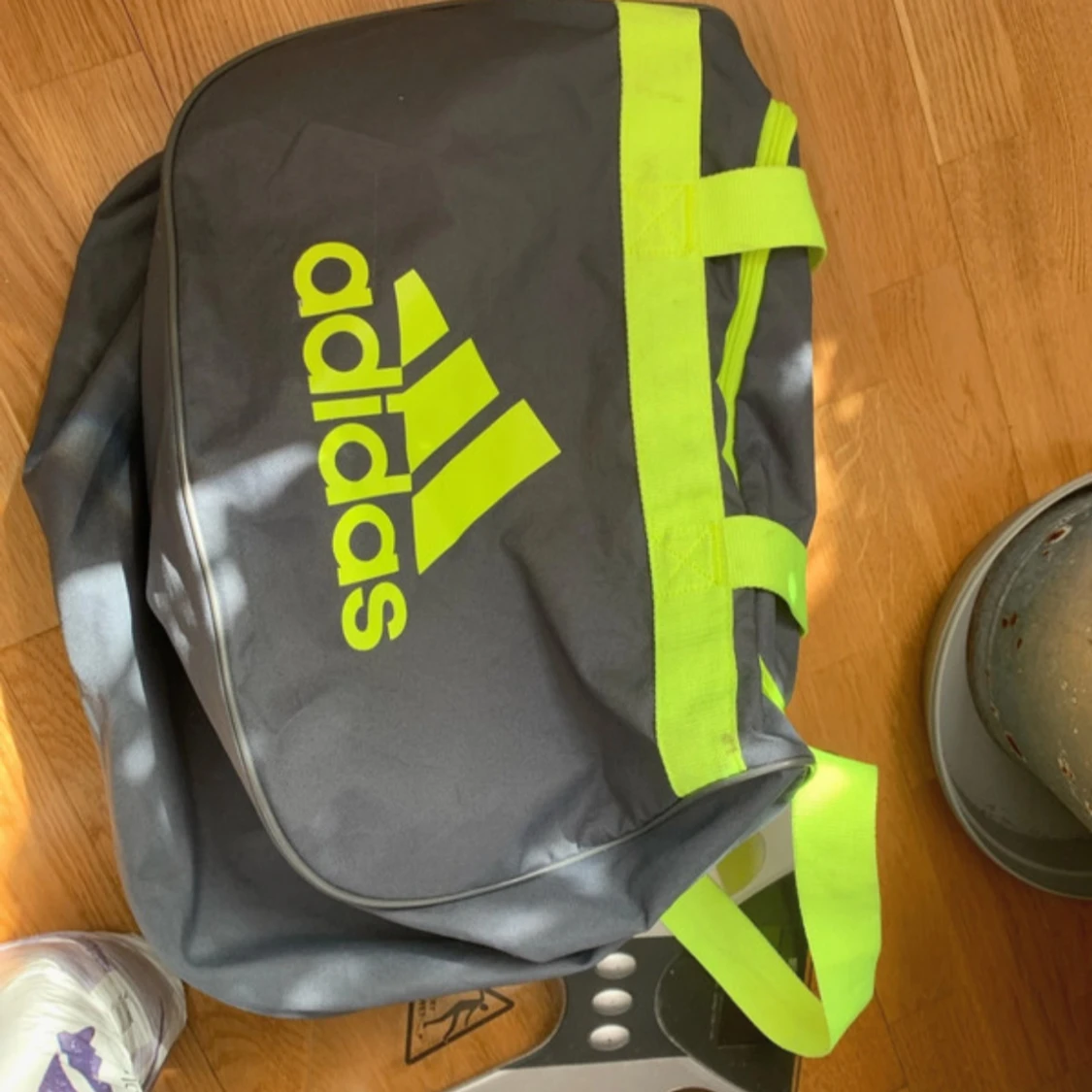 Grå träningsväska från Adidas - 2