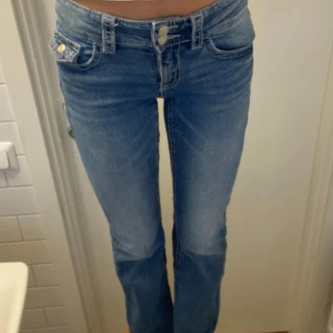 Blå bootcut jeans från Gina Tricot