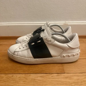 Valentino open sneakers  - Säljer nu dessa fina valentino skor | Fint skick | Storlek 43 | Kommer även med äkthetsbevis | Hör gärna av er vid frågor eller funderingar 