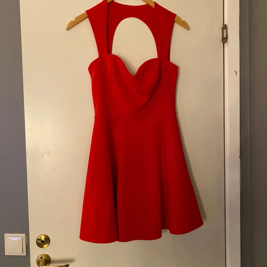 Röd kortklänning med öppen rygg