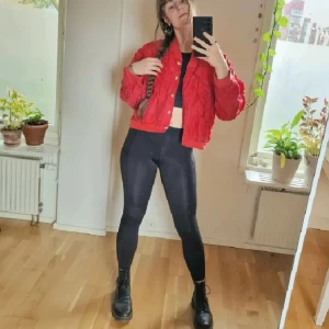 Röd bomberjacka  - Vintage röd bomberjacka i äkta silke. Supermjuk och härlig! Riktig statement piece 🫦 (mått: axlar=50, ärmar från söm=50, längd axel till midja=44)