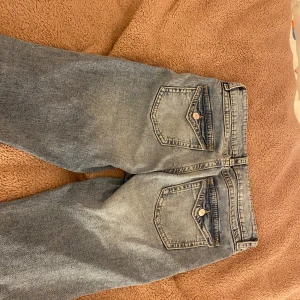 Ljusblå bootcut jeans med fickdetaljer - Snygg bootcut från Gina Young i storlek 170. Använt de 2 gånger, skriv för flera bilder💕💕