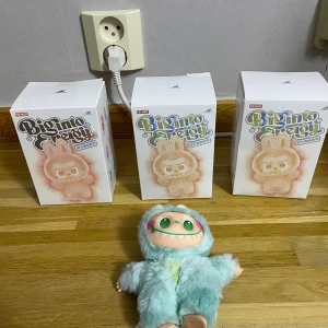 3st Pop Mart Bimto Seegy - Säljer tre Pop Mart Bimto Seegy samlarfigurer, varav en är öppnad och i mycket fint skick. Mjuk, färgglad design och originalförpackningar medföljer. Perfekt för samlare eller som dekoration. Inga synliga defekter eller slitage.