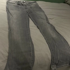 Grå jeans  - Snygga grå jeans från Lager 157 med utsvängda ben och klassisk femficksdesign. Jeansen har dubbla knappar i midjan💕Storlek står inte men skulle gissa på M