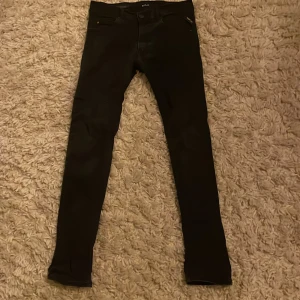 Replay jeans - Tja. Säljer dessa as feta replay jeans. Strl 150-160. Skicka ett dm vid fundering 