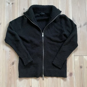 Svart stickad Full-zip/Cardigan - Jätte fräsch stickad full zip från Brand Island.      Storlek:S | Skick: 9/10, jättefint skick | Svart      Tveka inte vid någon fundering eller annat 🙌