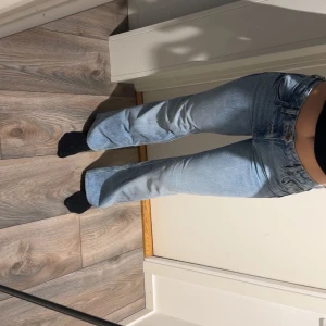 Ljusblå bootcut jeans - Säljer ett par ljusblå jeans med bootcut-modell. Jeansen är i storlek 27/32