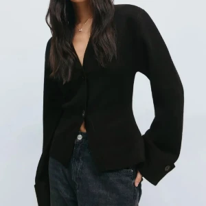 kofta ginatricot  - knitted sculpted cardigan från ginatricot i svart ✨✨✨ helt oanvänd med prislapp kvar!!! 