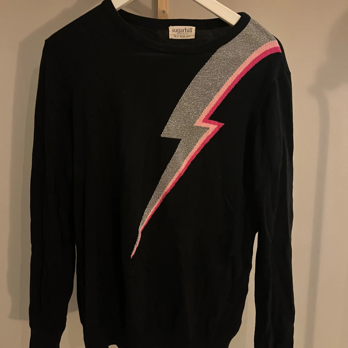 Stickad tröja med cool blixt  - 1