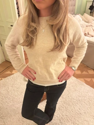 Beige kashmirtröja - Mysig beige tröja i mohair/merino kashmir. Jättevarm och stilren, perfekt till vintern. Köptes i Polen❤️ Skriv till mig vid fler frågor!