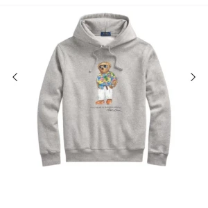 Ralph Lauren hoodie - Tja säljer denna as feta polo Bear hoodie från Ralph Lauren, den är helt oanvänd. Har bara varit i min grderob länge utan att användas. Så det är därför jag sätter priset högt i början pga den är helt oanvänd. Men priset är hugget i sten, så går inte att pruta. Hit me up ifall du är intresserad 😁🤗