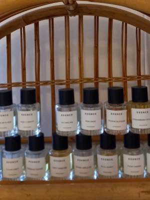 Essncesplit🌸 - Splittar mina Essnceparfymer i glasdekanter med spray ✨️Se listor bland bilderna vilka som finns ✨️3 ml-30 kr,5 ml-50 kr✨️Skriv vilka du önskar så lägger jag ut som ett nytt paket 