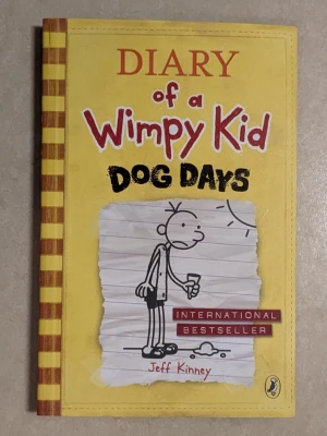 DIARY of a Wimpy Kid DOG DAYS  - DIARY of a Wimpy Kid DOG DAYS bok skriven av Jeff Kinney. Boken är på engelska 