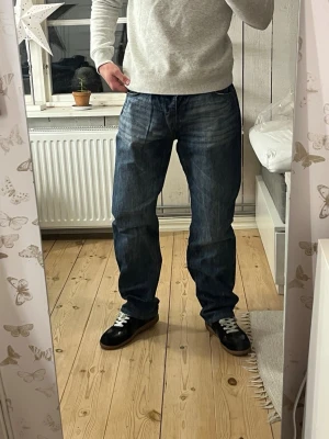 Joe Browns jeans - Tjenare! Säljer ett par tvär fetta Joe Browns jeans med ruggigt snygga slitningar🔥Jeansen är i storlek W32 L30 och har en rak passform👖vid frågor eller vid behov av fler bilder är det bara att kontakta mig privat, Mvh Olle👋