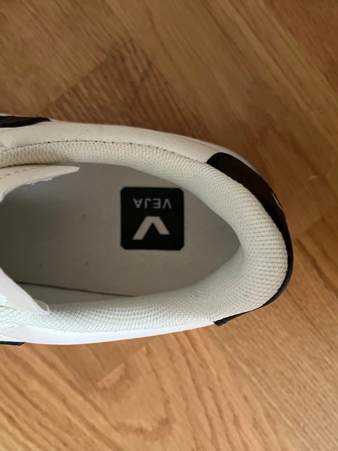 Vita Veja sneakers med svart detalj - 3