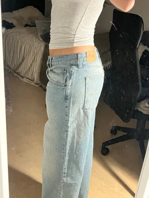 BDG Sustain Low Rise Straight Jeans – Light Blue Denim 29W30L - Light blue BDG Sustain jeans in a classic low-rise, straight-leg fit. Timeless denim style that’s easy to wear and perfect for everyday outfits or a Y2K-inspired look.