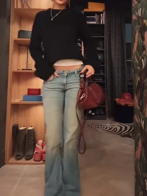 Ljusblå bootcut jeans med låg midja - Säljer ett par ljusblå bootcut jeans med låg midja. W24