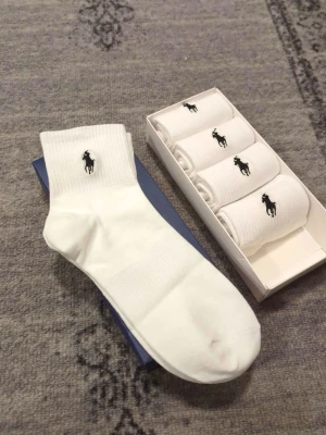 Vita strumpor från ralph lauren - Klassiska Vita strumpor från ralph lauren