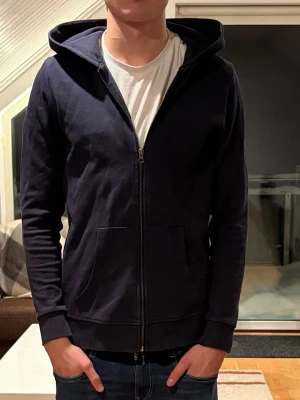 Jack n Jones zip hoodie - Tröjan är använd ett fåtal gånger och jag börjar växa ur den, Hoodien är mörkblå och har inga skador, fläckar osv. Storleken är XS/S (178)skriv vid minsta fundering🙌🏻🙌🏻