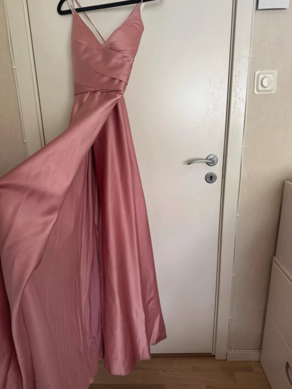 Balklänning med korsettrygg och slits - 3