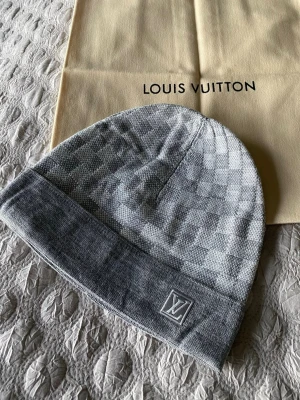 Grå LV Mössa - Grå Louis Vuitton Mössa i ull Dustbag medföljer 