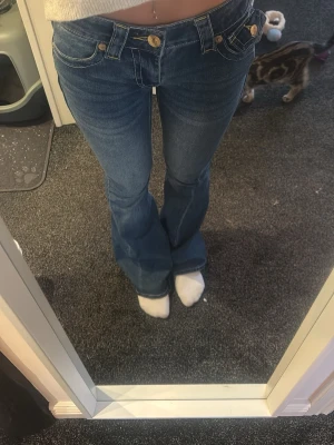True Religion Joey Low Rise Flare Jeans - Säljer mina true religion jeans! Nästan helt nya har använt max 5 gånger, de har inga skador eller hål🥰 Säljer för dom är lite för stora för mig💞