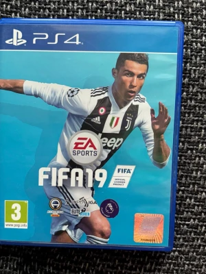 FIFA 19 PS4 - FIFA 19 till PlayStation 4. Fotbollsspel med officiella licenser, populära ligor och realistisk grafik. Omslaget och fodralet är i gott skick, inga synliga skador. Perfekt för fotbollsälskare och samlare.