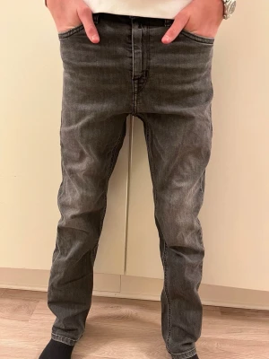 Mörkgråareplay jeans - Tjena! Säljer ett par mörkgråa replay jeans. Modellen på jeansen heter Thad. Storleken är 150 cm. Dom passar bra till en vardaglig outfit men även en fin outfit. Vid frågor är det bara att skriva. Pris kan diskuteras!