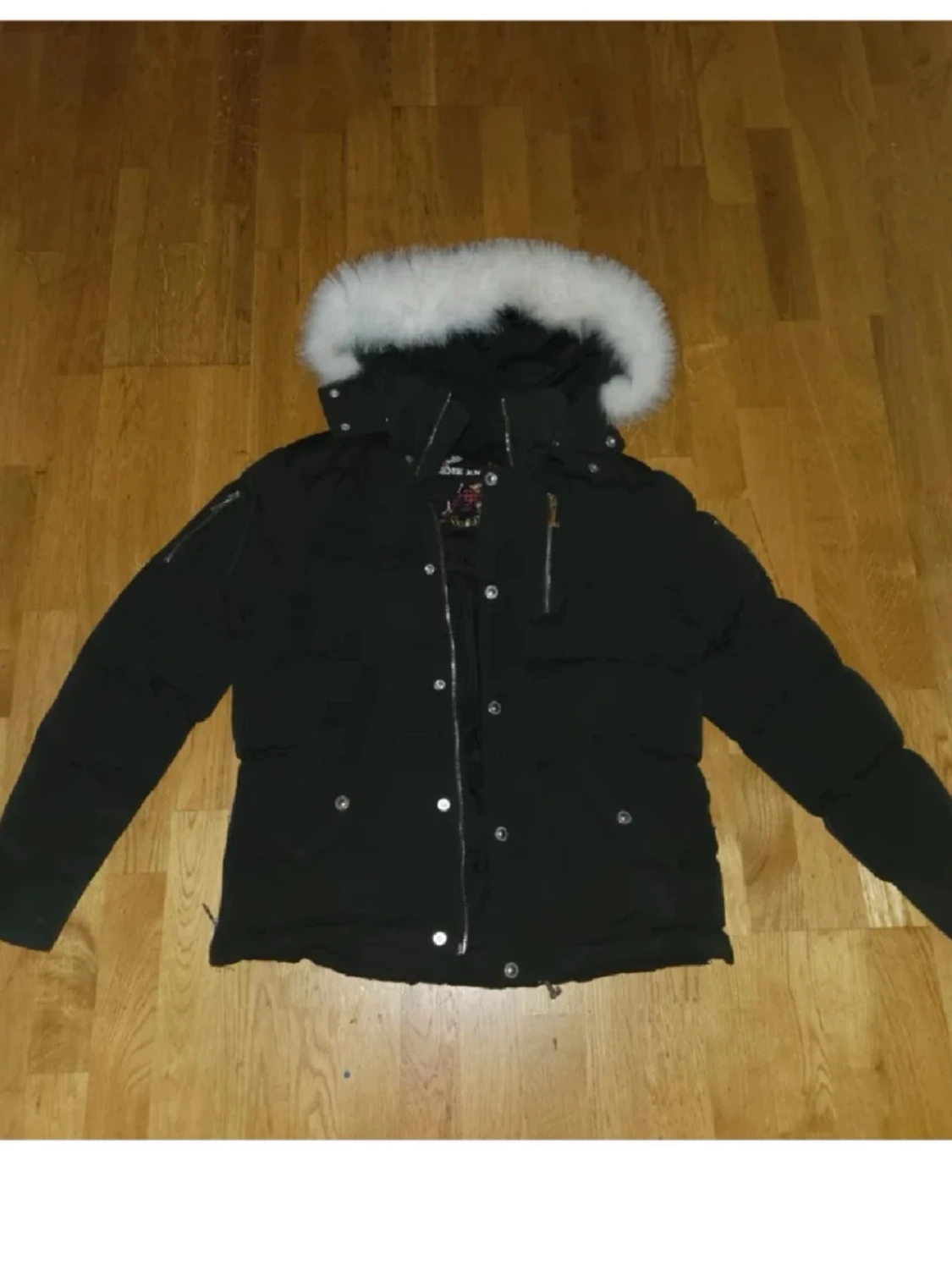 Svart dunjacka från Moose Knuckles