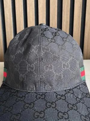 Svart Gucci keps  - Den är helt ny Gucci keps med äkta serie nummer med äkta tags och med äkta påse 