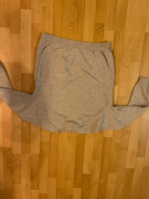 Grå sweatshirt från H&M, M - En basic grå sweatshirt från H&M i regular fit. Tröjan har rund halsringning, långa ärmar och ribbade muddar vid ärmslut och nederkant. Perfekt till chill dagar och enkel att matcha med allt.passar 167-174