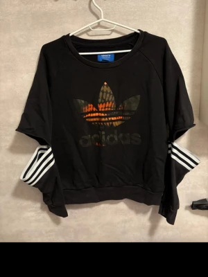 Adidas tröja med halv korta armar.  - Fin