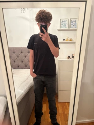 Gråa slim fit jeans  - Säljer ett par gråa jeans med tvättad look. Jeansen har klassisk femficksdesign, smal passform vid höften. Perfekta för att matcha en outfit med! W29 L32 