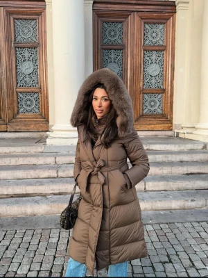 Brun Ny jacka från Femenina of Swrden - Säljer min helt nya jacka från femenina of serden, nypris 4000 kr. Köpte ca 1 månad sen. Superfin varm brun färg, skön päls som är avtagbar. Lång och varm o skön, dragkedja och bälte. Storlek S. Skriv för bilder , öppen för bud. Finns i malmö så hämtning/leverans är ett alternativ så slipper du betala frakt❤️