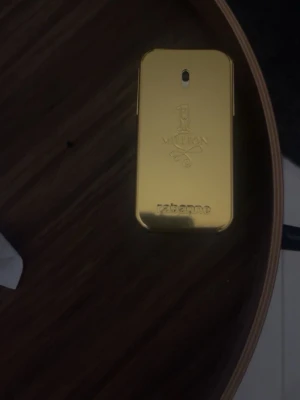 1 Million parfym  - Flaskan har ungefär 90% parfym, såsom den är markerad i bilden