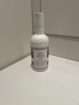 Waterclouds schampoo - Waterclouds Violet Silver Schampoo. Flaskan rymmer 250ml. Använd ca 4-5 gånger. Finns möjlighet till fri frakt!