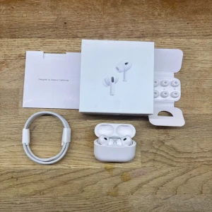 AirPods pro  2 - Säljer ett par air pods Pro generation 2. Väldigt fräscha. Dessa har ANC alltså noice cancel, kommer med extra kuddar till dem så man kan anpassa de så de passar perfekt ! Giltigt serie nummer m.m Bäst pris på marknaden så var snabba ! 